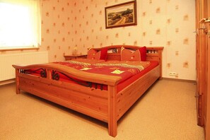 2 dormitorios, cuna de viaje, ropa de cama