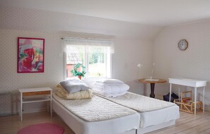 2 bedrooms, travel crib