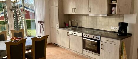 Fridge, oven, stovetop, dishwasher