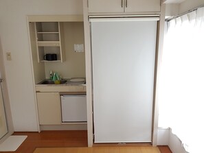 Apartment (401) | Eigene Kochnische | Kühlschrank, Mikrowelle, Herdplatte, Wasserkocher mit Kaffee-/Teezubehör