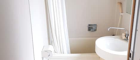 Departamento (401) | Baño | Tina con regadera, amenidades de baño gratuitas, secadora de cabello