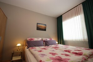 2 bedrooms, travel crib, free WiFi, bed sheets