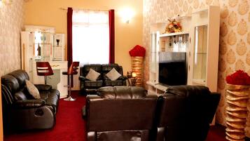 Suite Familiale | Coin séjour | Télévision LED de 42 pouces avec chaßnes par cùble, télévision