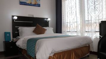 Työpöytä, silitysrauta/-lauta, ilmainen Wi-Fi, vuodevaatteet