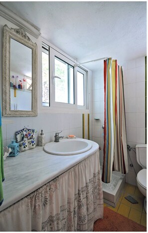 Villa, 2 Bedrooms | Bathroom | Towels, soap, shampoo, toilet paper