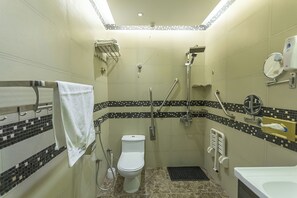 Classic Apartment | Bathroom | Shower, hair dryer, towels, soap - Warf Aldyafah Homes serviced Apartments (Riyadh)