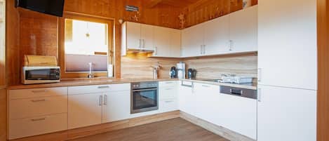 冷蔵庫、電子レンジ、オーブン、コンロ