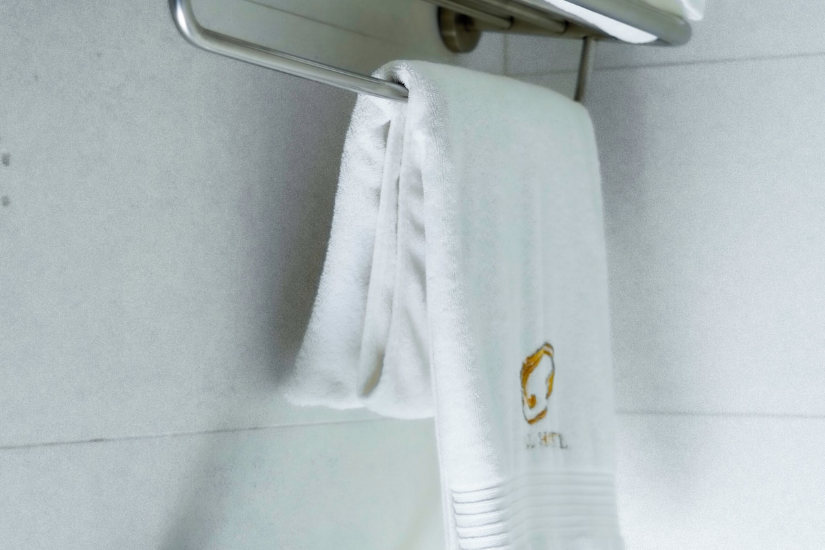 standard room, 1 double bed | bathroom | shower, hair dryer, bathrobes, slippers