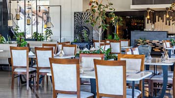 Petit déjeuner, déjeuner, dîner et brunch servis sur place