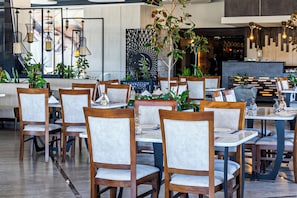 Déjeuner, dîner, souper et brunch servis sur place