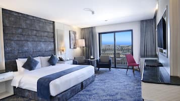 Deluxe kamer | Een minibar, een kluis op de kamer, verduisterende gordijnen