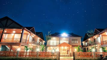 Bagian depan properti - sore/malam