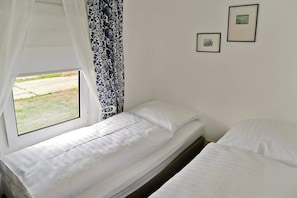 1 bedroom, travel crib, WiFi (free)