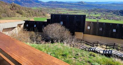 Ski-In/Ski-Out Apt - 2 Bdrms, Sleeps 4, South-Facing Balcony, Pet-Friendly, Bright Living Area