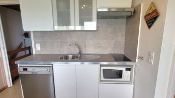 Fridge, microwave, stovetop, dishwasher