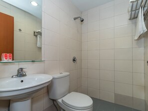 Shower, rainfall showerhead, free toiletries, bidet - Capital O 89538 Ocean Hotel (Labuan)