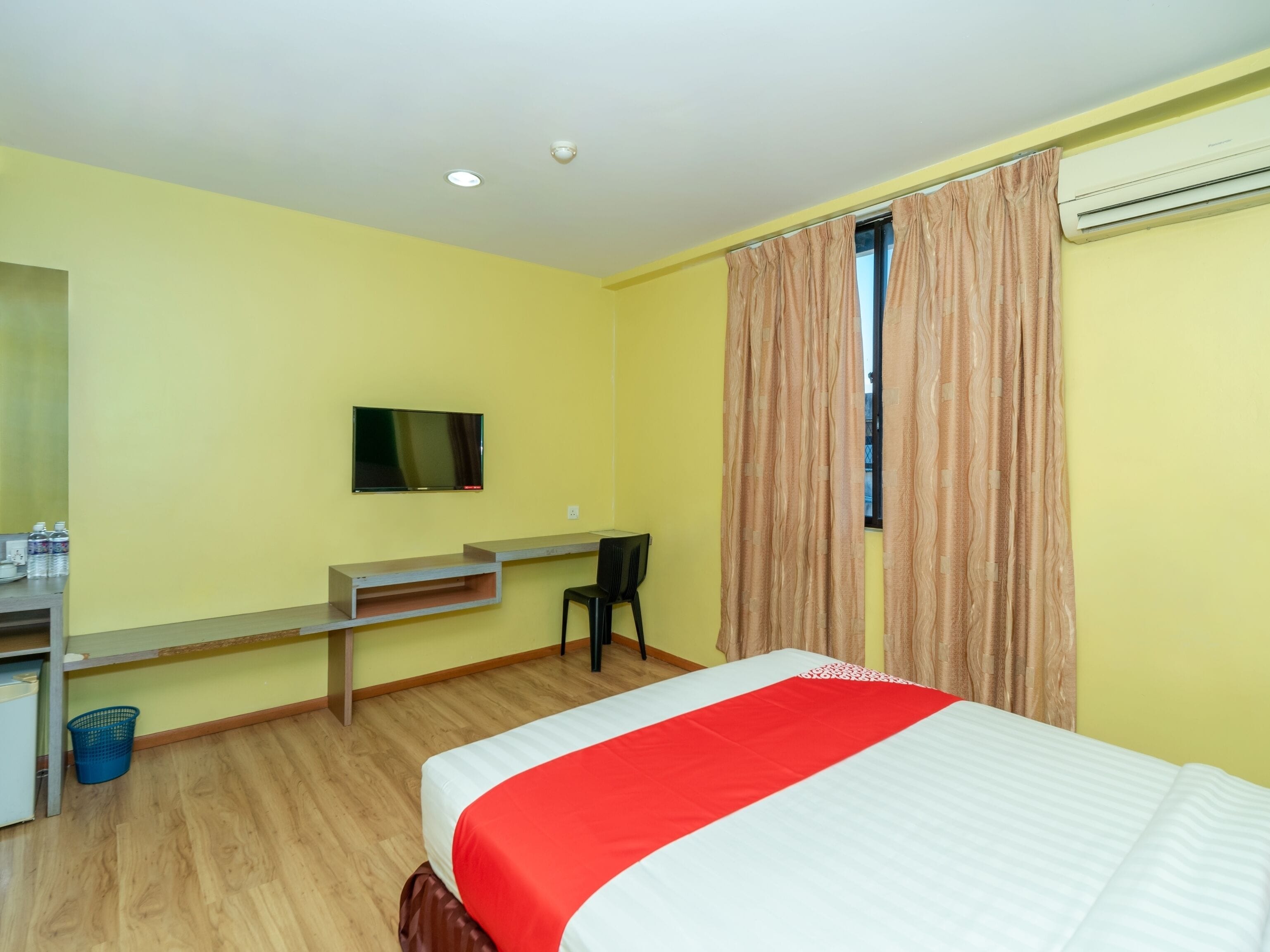 standard double room, 1 queen bed | free wifi, bed sheets