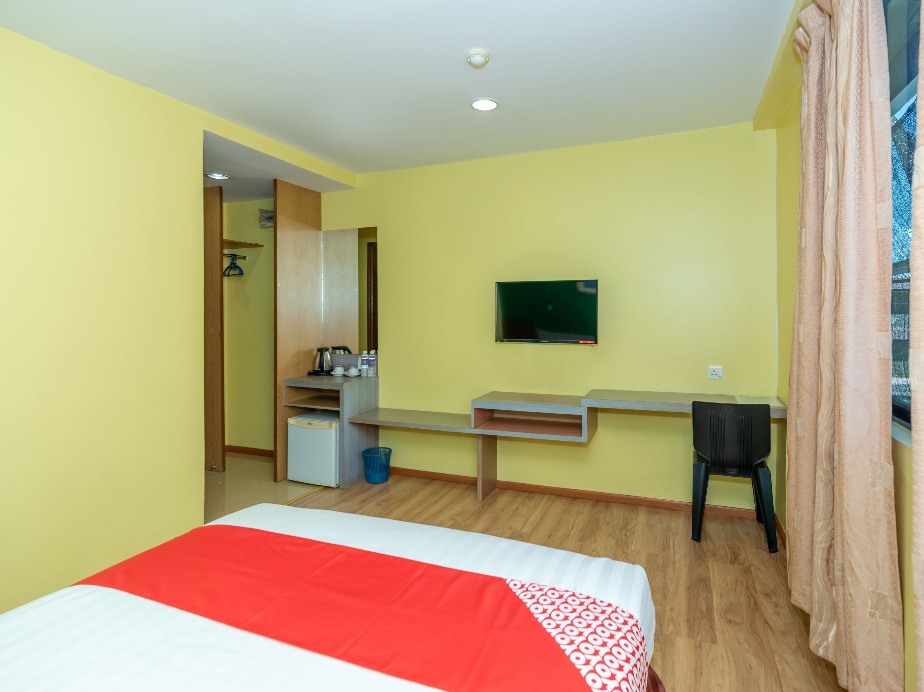 deluxe double room, 1 queen bed | free wifi, bed sheets