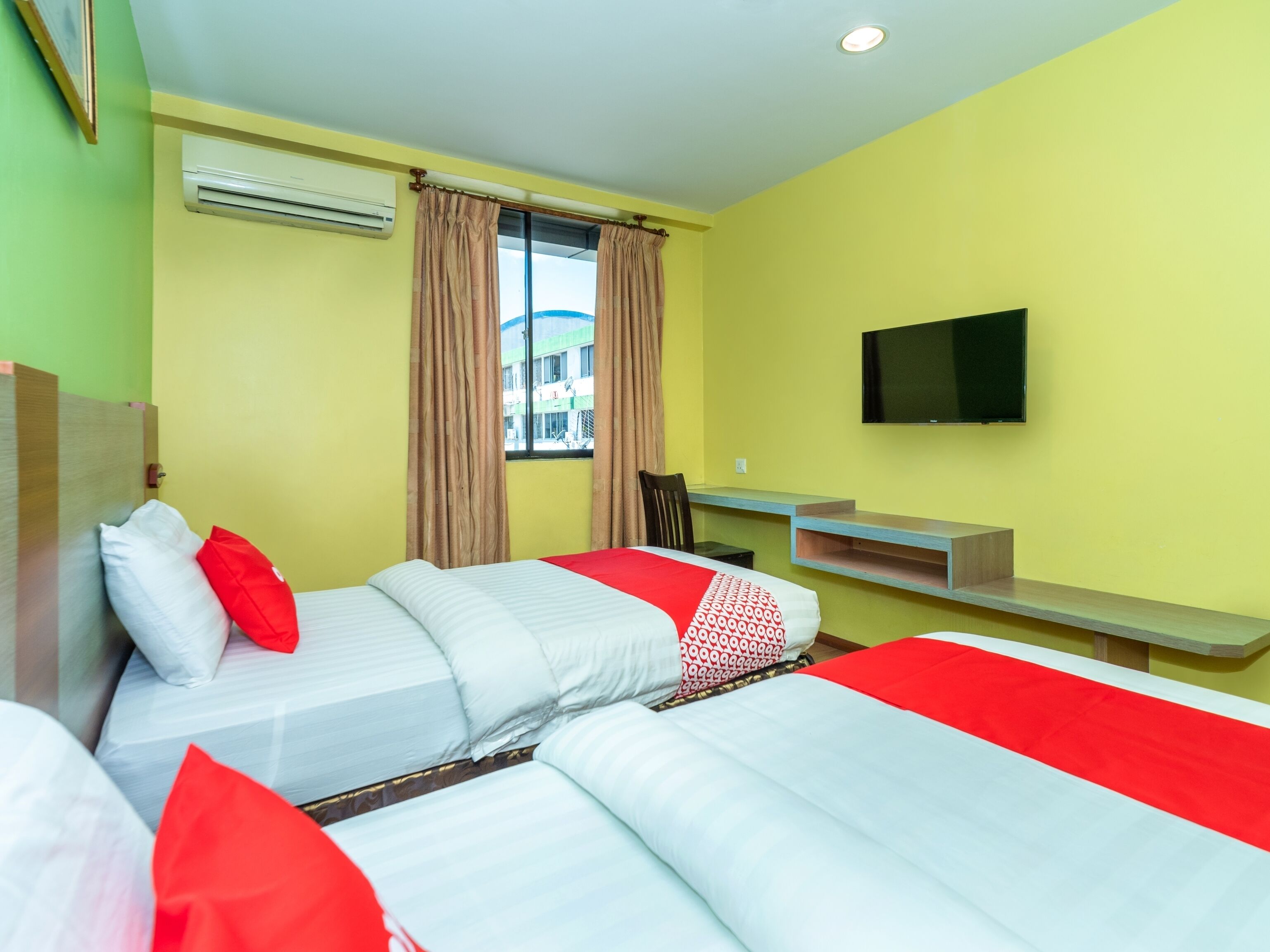 deluxe twin room | free wifi, bed sheets