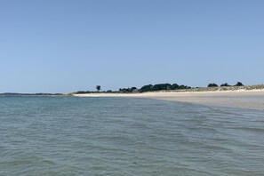 Beach nearby - House on Rhuys Peninsula near Sandy Beach (St. Gildas-de-Rhuys)