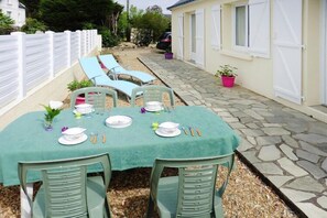 Outdoor dining - House on Rhuys Peninsula near Sandy Beach (St. Gildas-de-Rhuys)