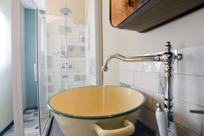 Doppelzimmer (Sac a mains) | Badezimmer | Dusche, Regendusche, Haartrockner, Handtücher
