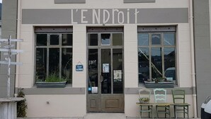 A building with the sign 'L'ENDROIT' above the entrance. - l'En Vert (Bagnères-de-Bigorre)