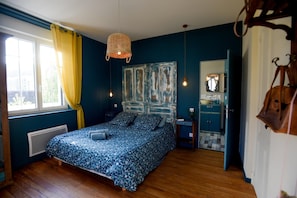 Double Room (Sac a mains) | Individually decorated, individually furnished, desk, soundproofing - l'En Vert (Bagnères-de-Bigorre)