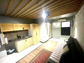 Apartemen, 1 kamar tidur, lantai dasar | Minibar, meja kerja, tirai kedap cahaya, dan kedap suara