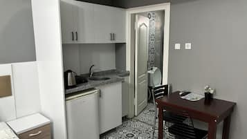 Family Room, Multiple Beds | Private kitchen | Mini-fridge, stovetop, electric kettle, cookware/dishes/utensils