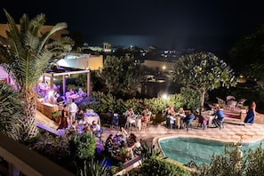 تناول الطعام بالخارج