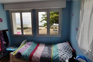 3 bedrooms, desk, iron/ironing board, bed sheets