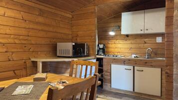 Kühlschrank, Mikrowelle, Herdplatte, Wasserkocher mit Kaffee-/Teezubehör