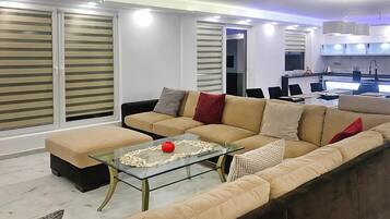 Una Smart TV, una chimenea, un futbolín, una mesa de tenis de mesa