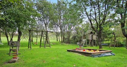 Familienparadies mit Kamin und Terrasse in Babke