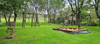 Paradis familial avec cheminée et terrasse à Babke