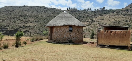 Authentique maison au toit de chaume africain