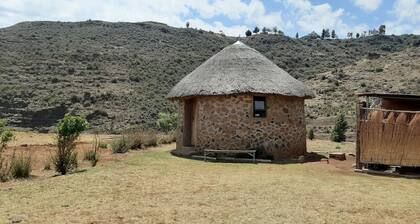 Authentique maison au toit de chaume africain