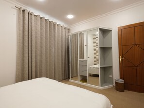 Cofres nos quartos, cortinas blackout, Wi-Fi de cortesia