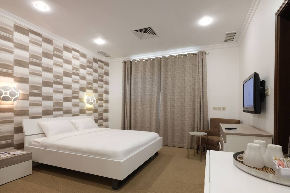 Cofres nos quartos, cortinas blackout, Wi-Fi de cortesia