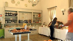 Un buffet proposant une variété de plats et de boissons.