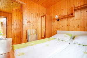 2 bedrooms, travel cot, free WiFi, bed sheets