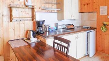 Een koelkast, een kookplaat, een koffiezetapparaat/waterkoker