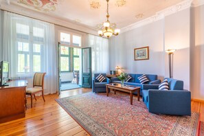 Apartment, 1 Schlafzimmer | Wohnbereich | 32-Zoll-Fernseher mit Satellitenempfang