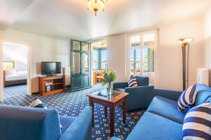 Apartamento, 1 habitación | Zona de estar | Televisión de 32 pulgadas con canales por satélite