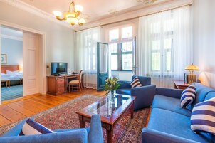 Apartamento, 1 habitación | Zona de estar | Televisión de 32 pulgadas con canales por satélite