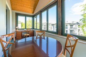 Apartment, 1 Bedroom | In-room dining