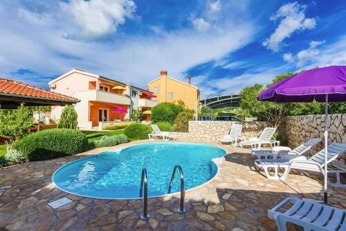 Wohnung in Nin mit Pool am Strand