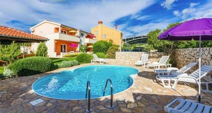 Wohnung in Nin mit Pool am Strand
