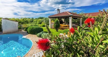 Wohnung in Nin mit Pool am Strand